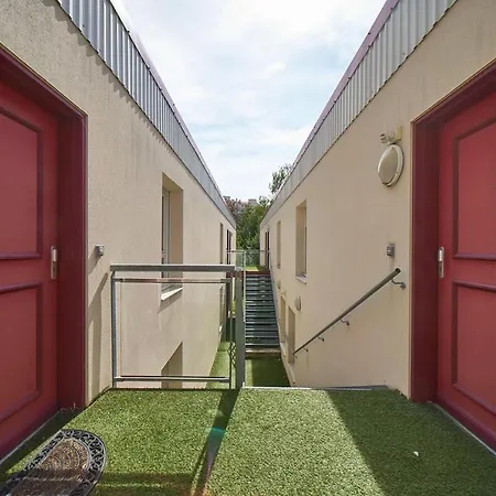 Convenient And Close To The Metro And Amenities