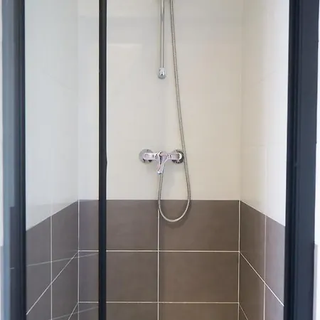 Convenient And Close To The Metro And Amenities *