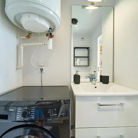 Convenient And Close To The Metro And Amenities *
